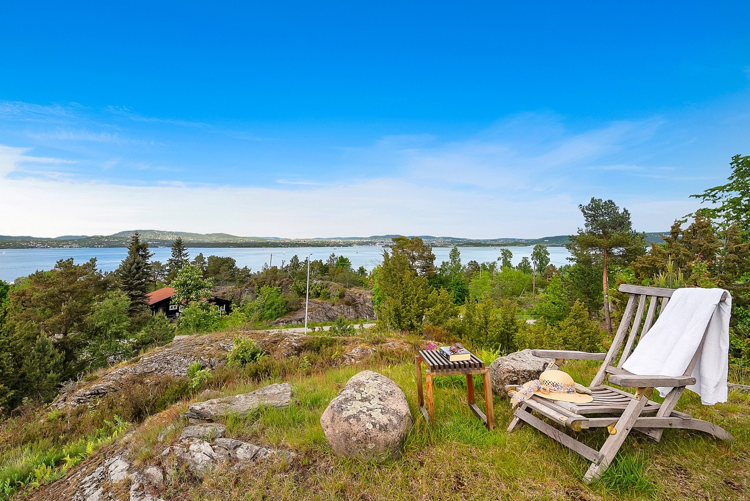 En sjelden fritidseiendom fra 1899, ytterst på Nesoddtangen med vidstrakt utsikt over fjorden. Galleribilde