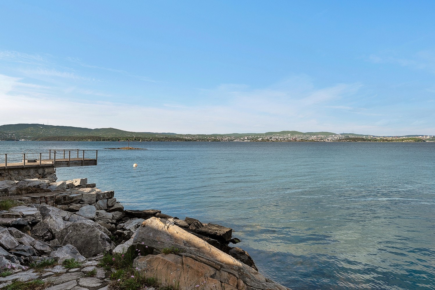 Eiendommen inkluderer egen strandparsell i idylliske Lagbukta - et sjeldent og attraktivt tilskudd til eiendommen (brygge tilhører ikke) Galleribilde