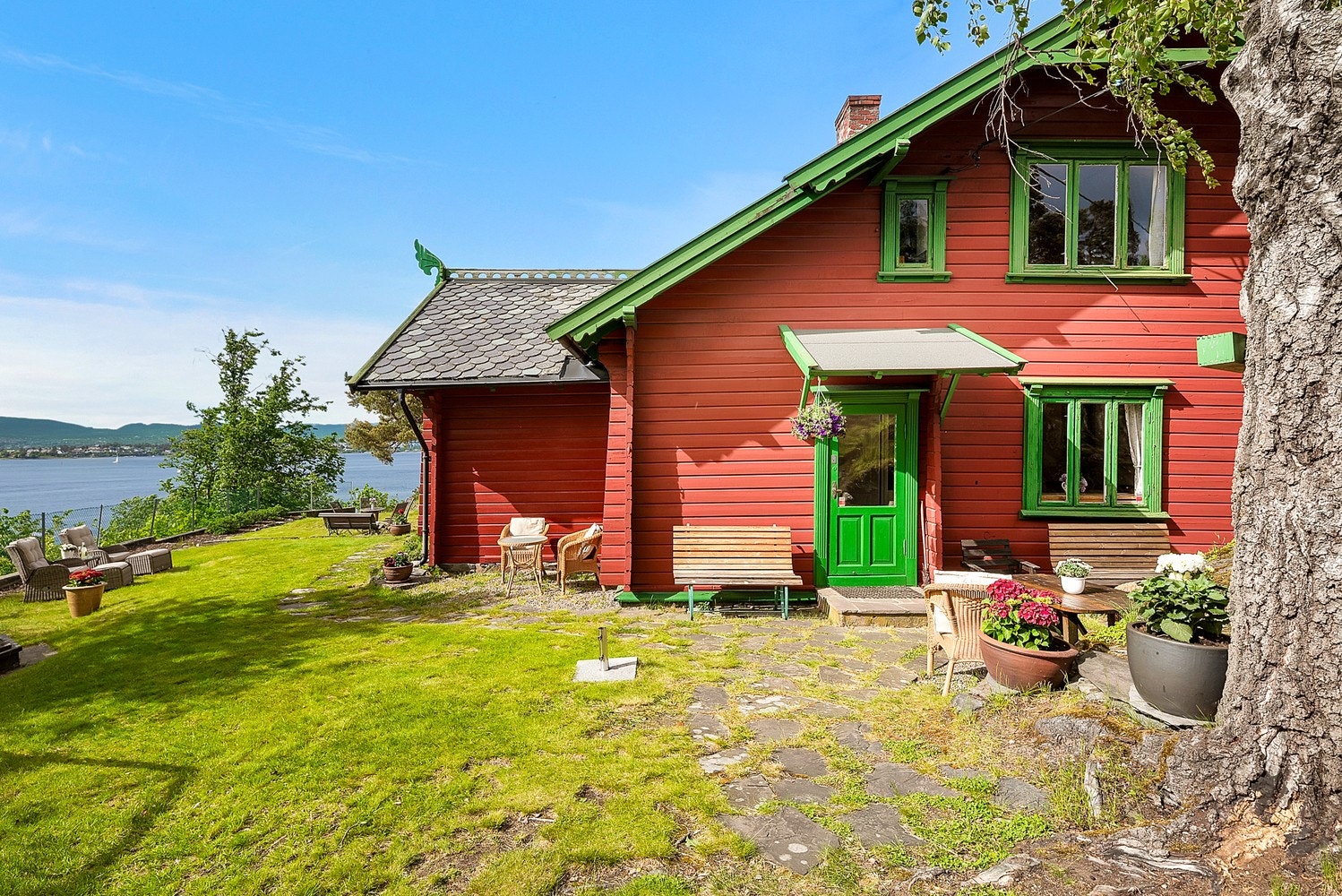 Fasaden er kledd med stående trepanel og har tak tekket med skiferstein. Galleribilde