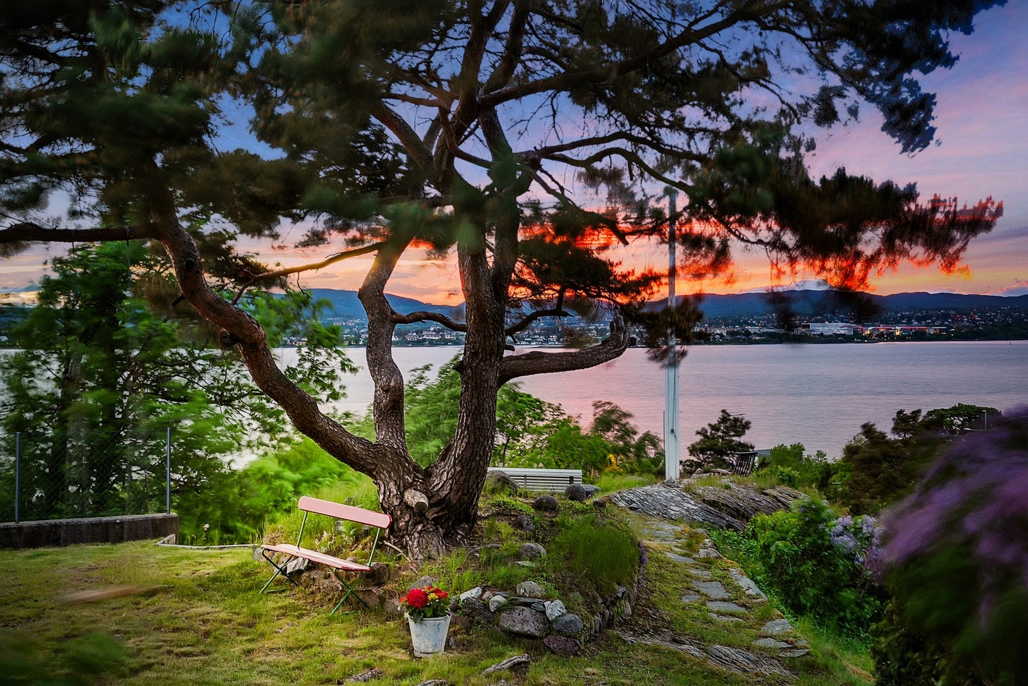 Vidstrakt utsikt fra eiendommen mot Oslofjorden - et levende landskap som endrer seg gjennom dagen og året. Galleribilde