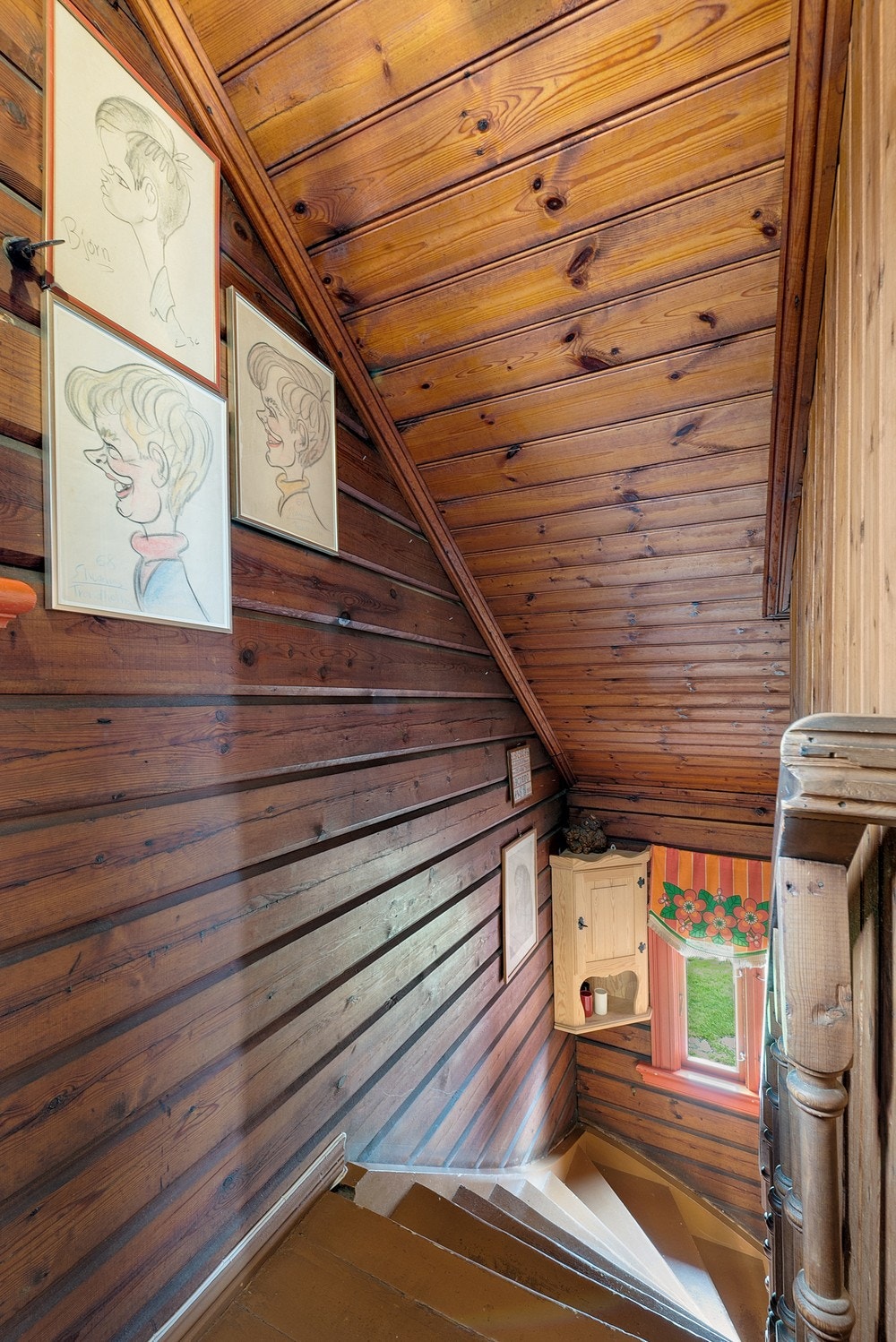 Den originale, lukkede tretrappen binder de to etasjene sammen. Galleribilde