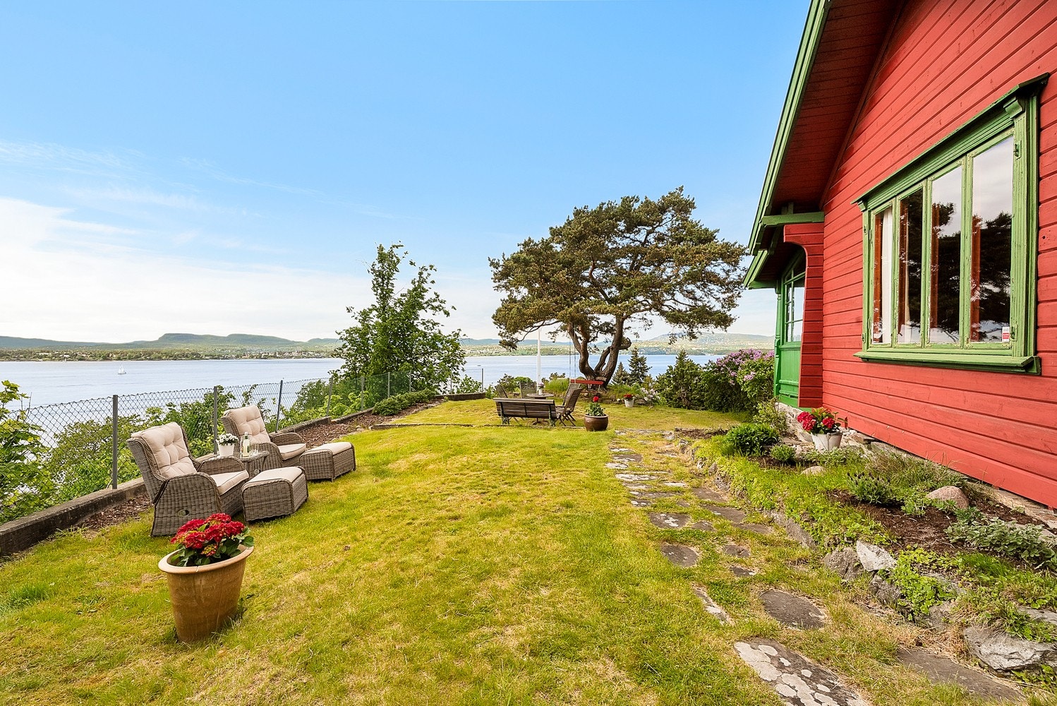 Flere uteplasser med panoramautsikt over fjorden. Galleribilde