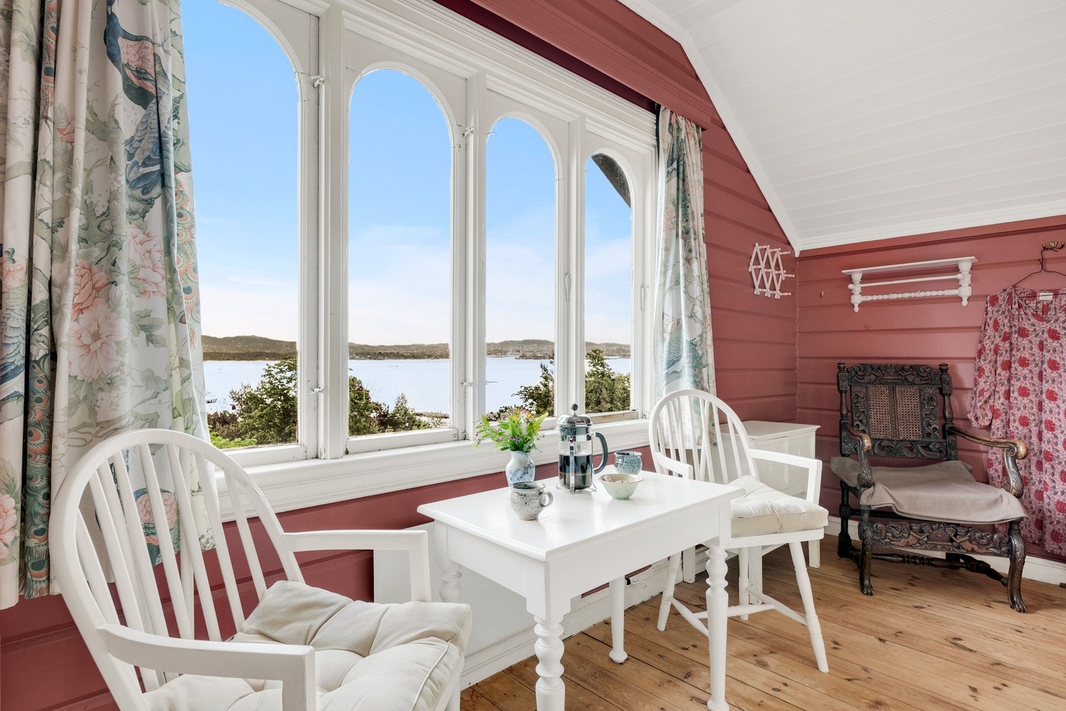 En egen liten sittegruppe ved vinduet for å nyte morgenkaffen. Galleribilde
