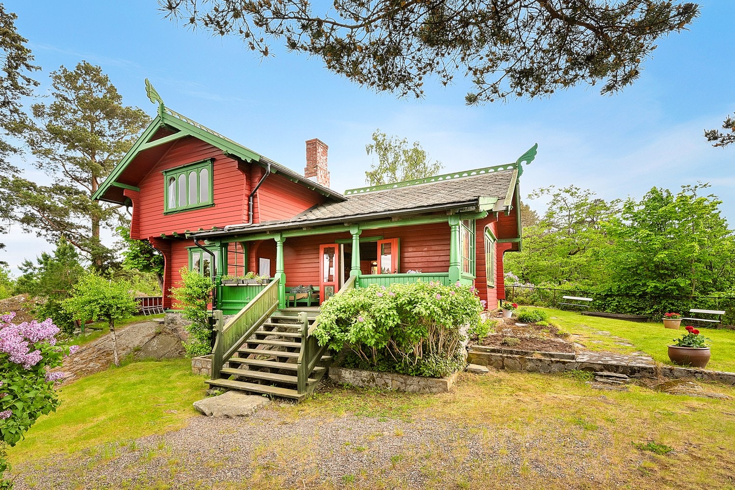 Eiendommen er smykket med en rekke detaljer typisk for tidsperioden starten/slutten av 1800/1900-tallet. Galleribilde