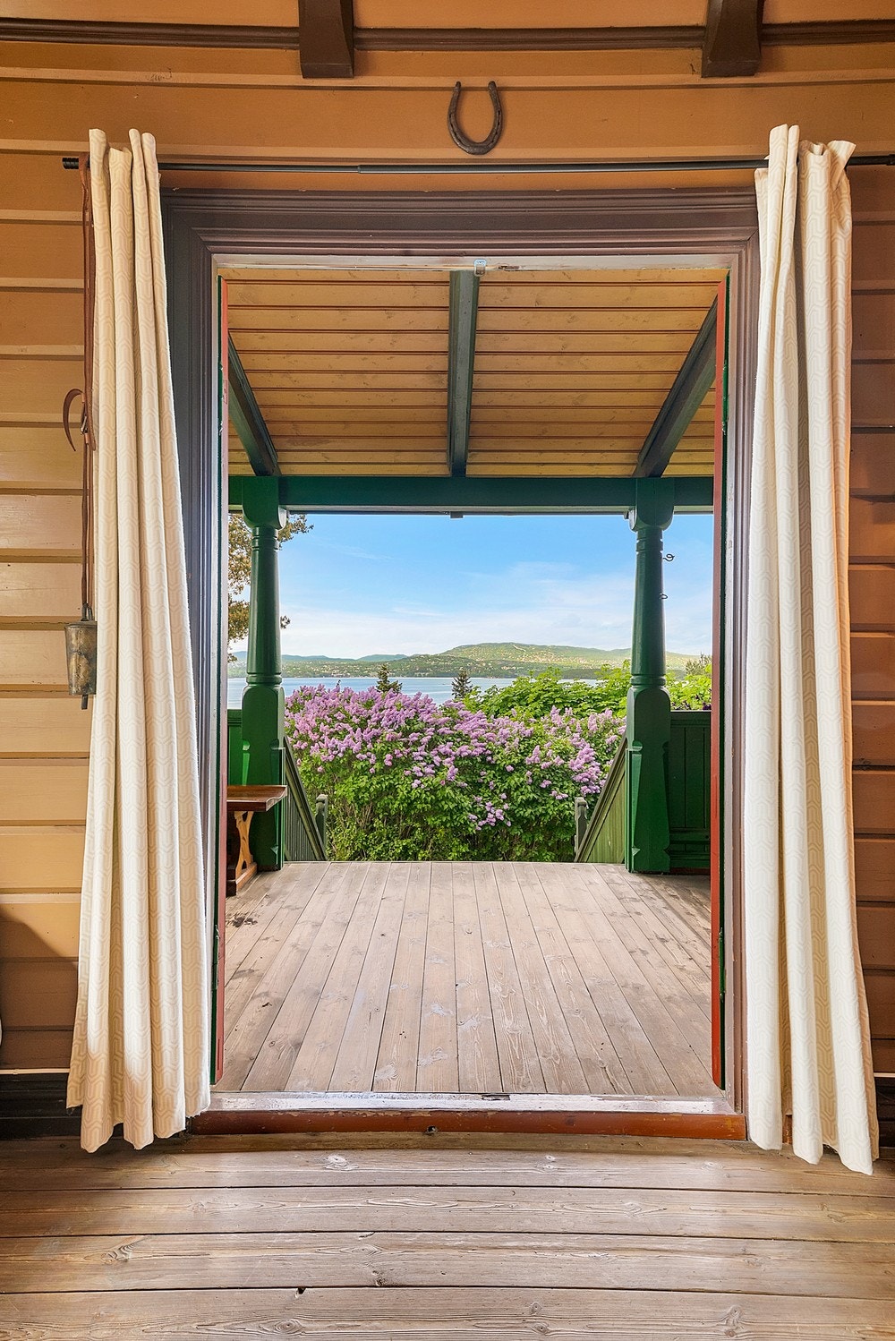 Utsikten mot fjorden er en sentral del av opplevelsen, også innenfra. Galleribilde