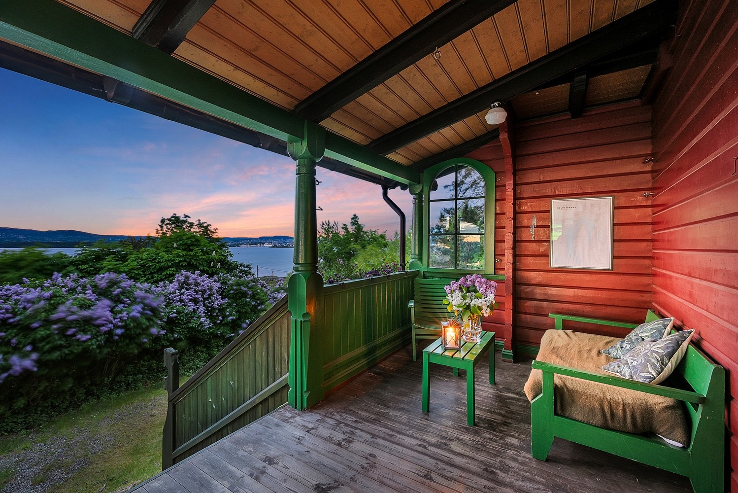 Fra den overbygde terrassen kan man nyte kveldsstemningen og solnedgangen. Galleribilde
