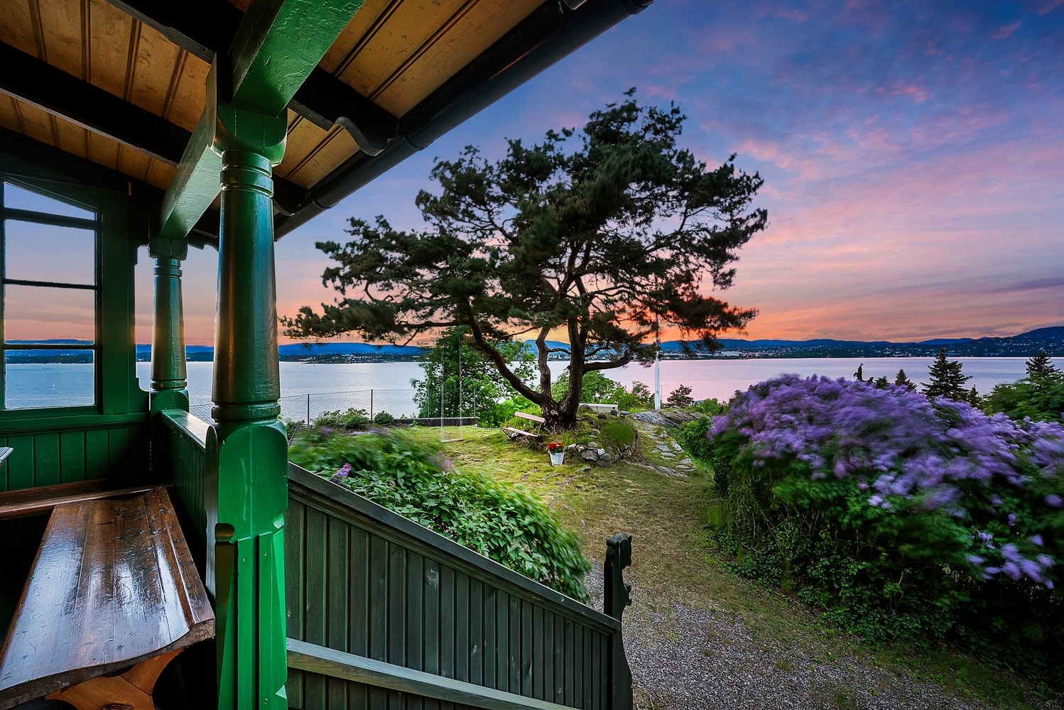 Terrassen ligger i forlengelse av stuen og byr på vakre solnedganger over Oslofjorden som et vakkert skue fra eiendommen. Galleribilde