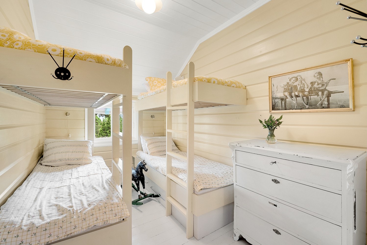 Soverom med plassbygde køyesenger, ideelt for barn eller gjester. Galleribilde