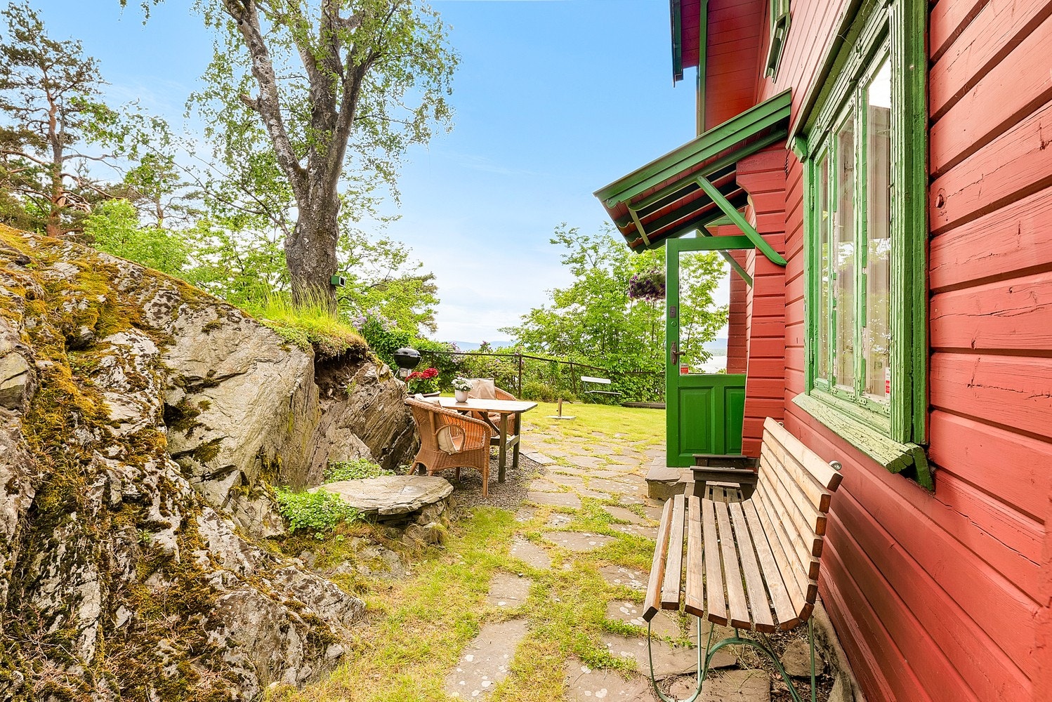 Flere lune soner og sitteplasser rundt på eiendommen. Galleribilde