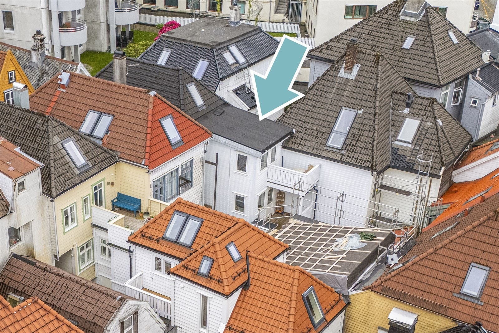 Eiendommen har private uteplasser for hver enhet og en frittstående bod i bakgården for praktisk lagring. Galleribilde