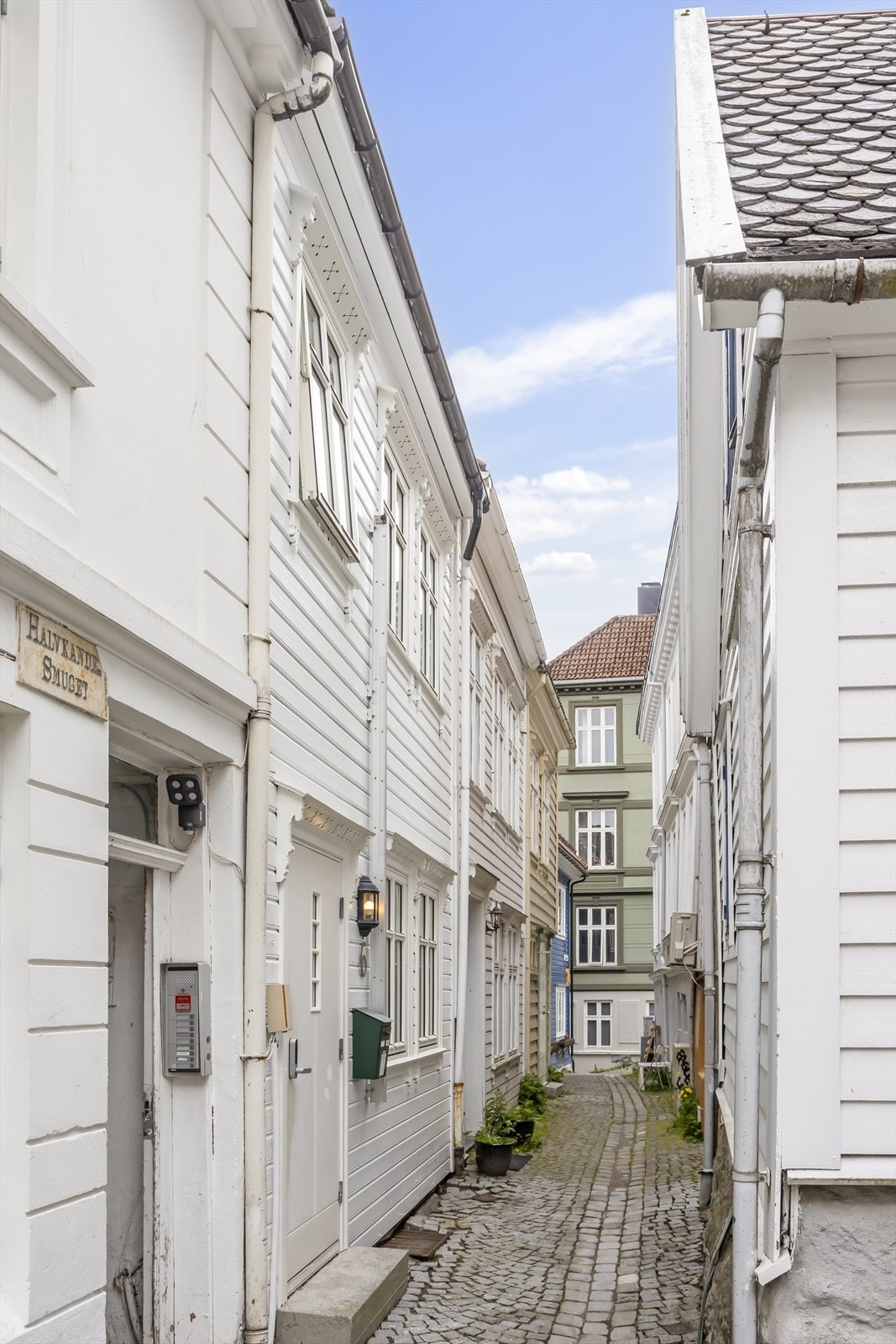 En historisk bygård fra 1850 som inneholder to separate boenheter, beliggende i et sjarmerende og tilbaketrukket smau. Galleribilde
