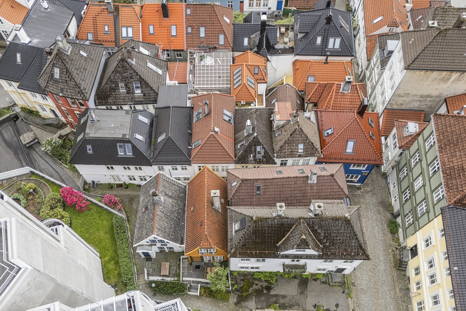 Fra eiendommen er det gangavstand til alt av servicetilbud, inkludert butikker, restauranter og kulturinstitusjoner som Den Nationale Scene. Galleribilde