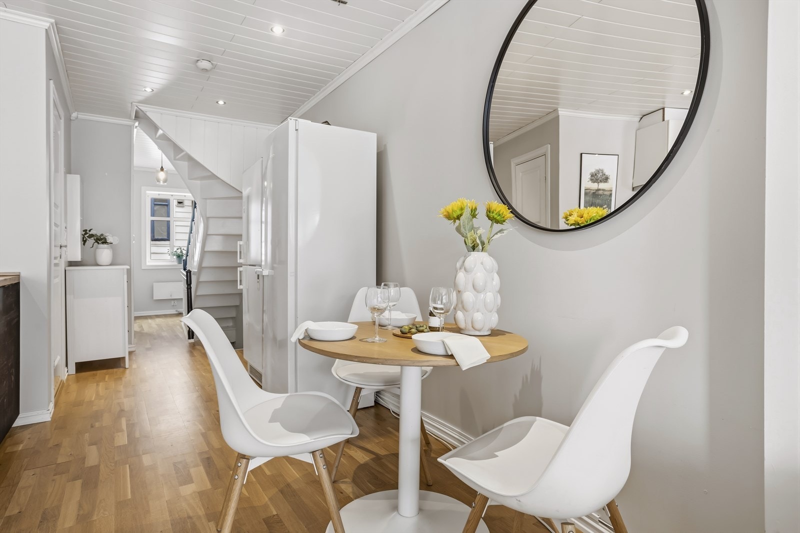 Spiseplass i åpen løsning mot stue og kjøkken. Trappen leder opp til loftsetasjen. Galleribilde