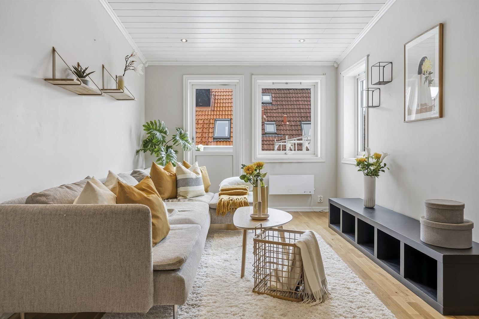 Stuen har god plass til sofagruppe og utsikt over nærområdets tak. Galleribilde