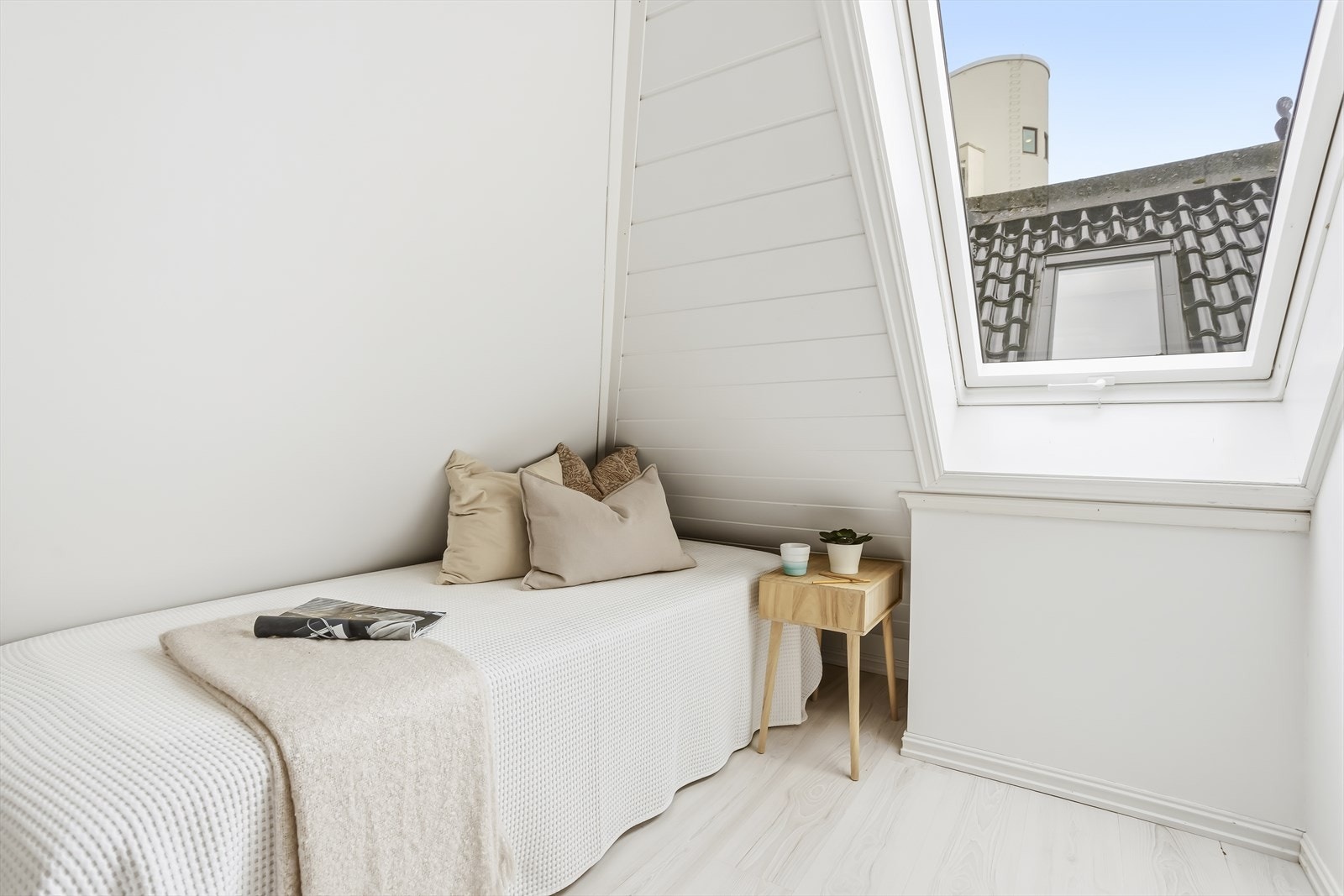 Loftsetasjen er innredet med laminatgulv og panelplater på vegger og i himling. Galleribilde