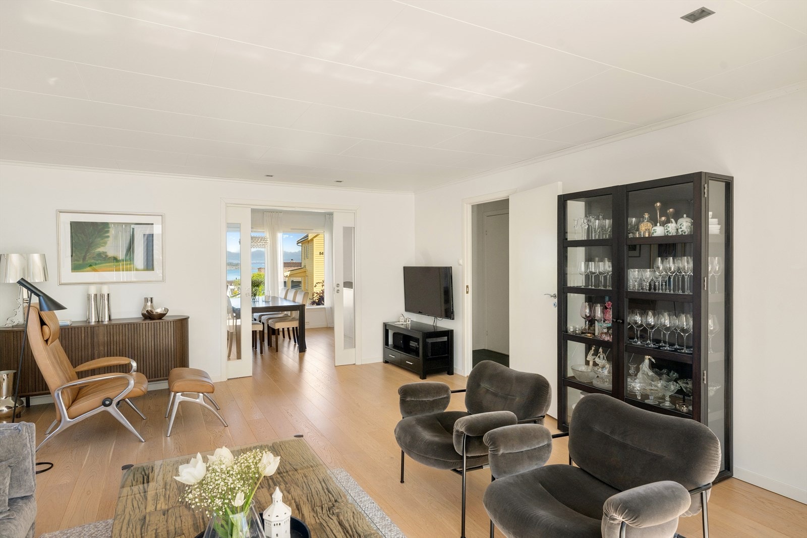 Her er det god plass til både sofagruppe og øvrig ønsket møblement Galleribilde