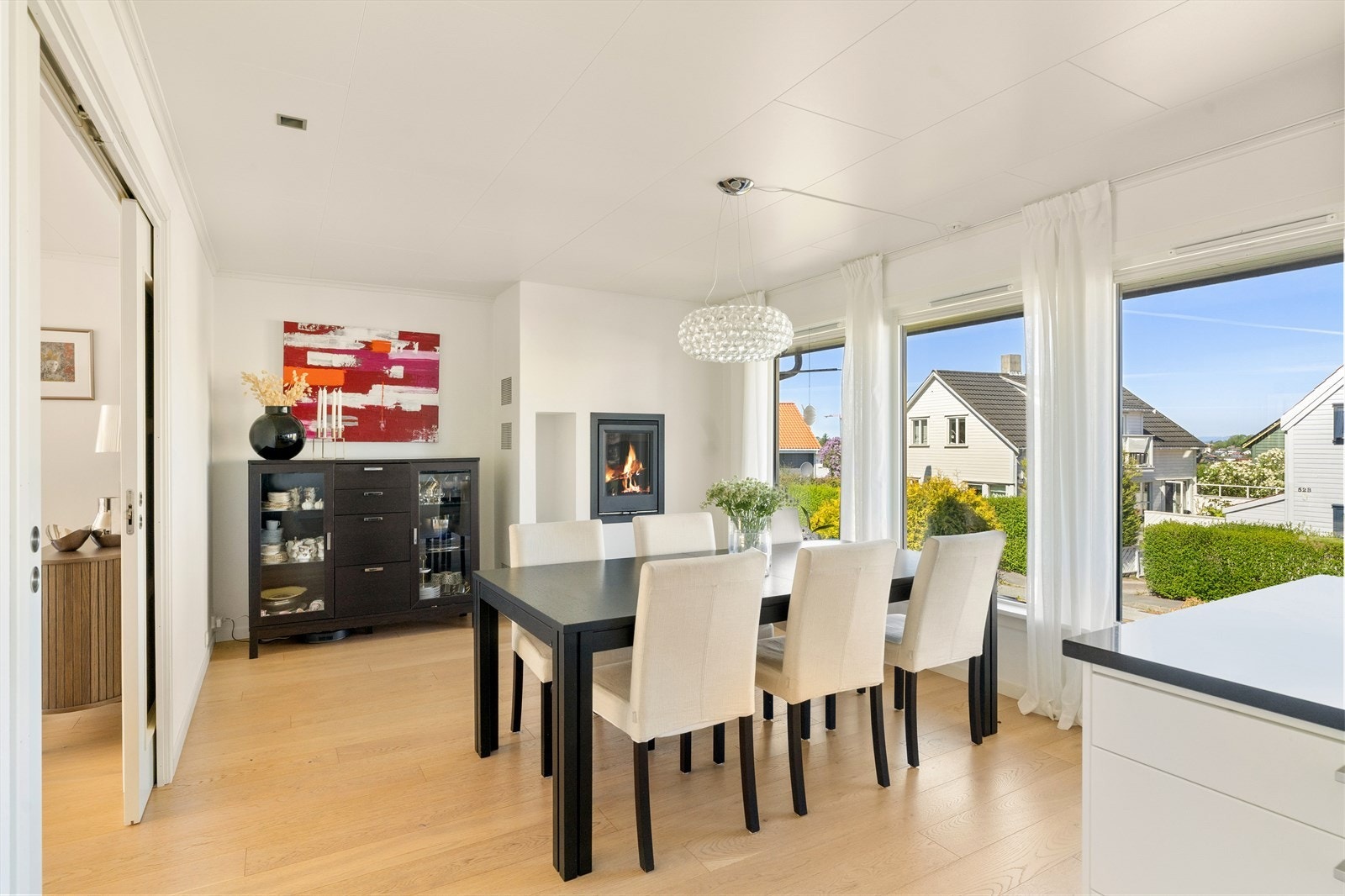 En peis på kjøkkenet bidrar til en lun og hyggelig atmosfære. Galleribilde