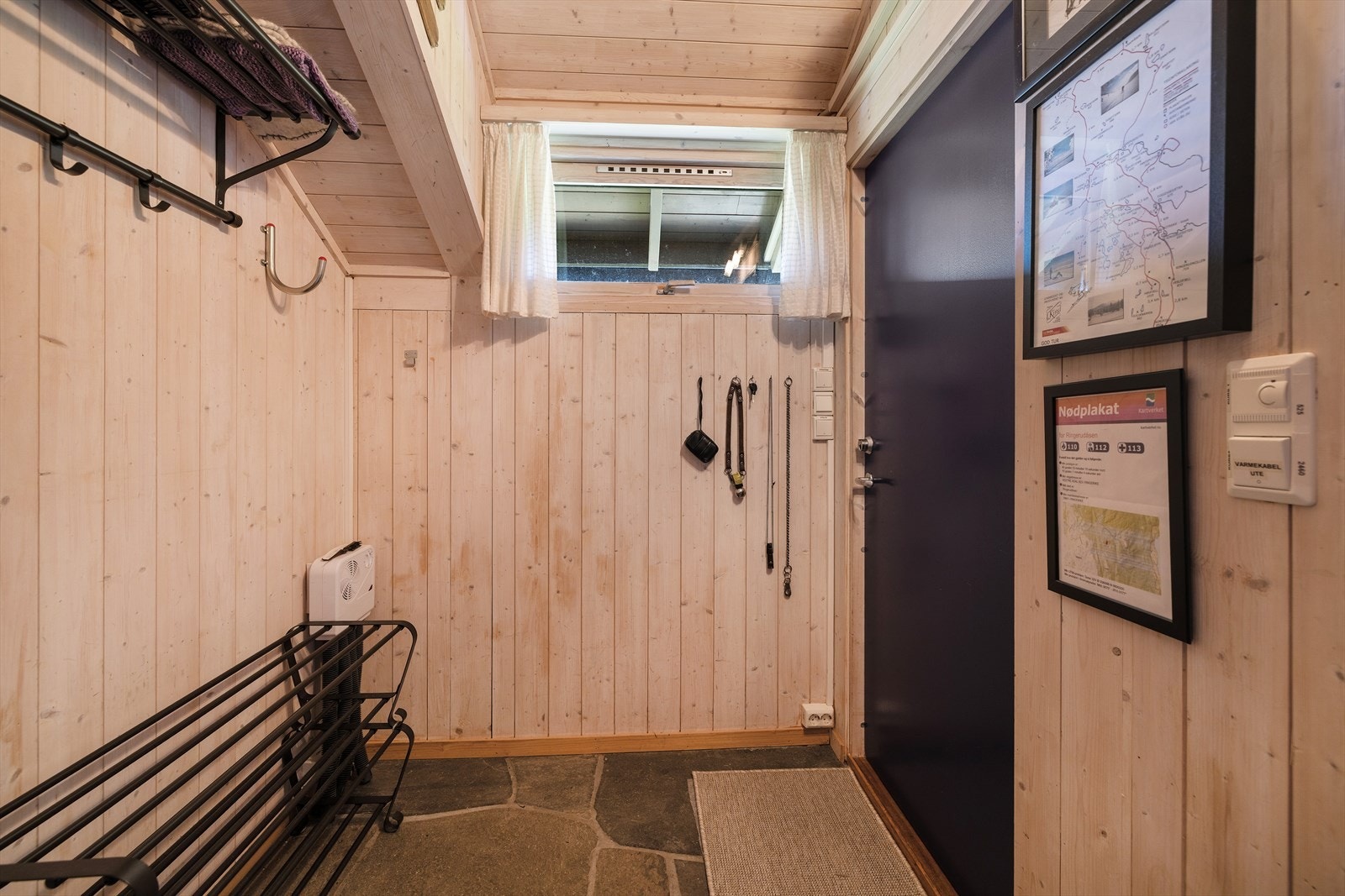Vindfanget har slitesterkt skifergulv, som er gjennomgående fra det overbygde inngangspartiet. Gulvvarme. Galleribilde