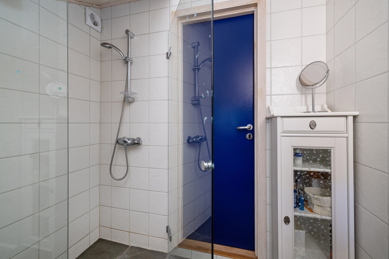 Dusjsonen har mekanisk avtrekk montert i himlingen for effektiv ventilasjon. Galleribilde