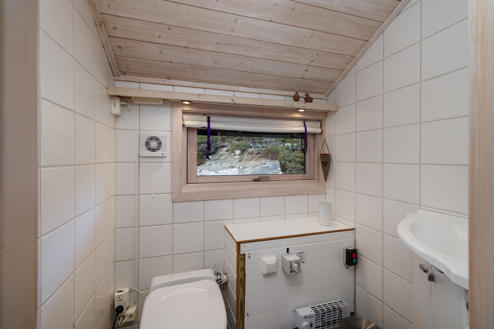 Separat toalettrom med Jets-toalett og vegghengt servant. Rommet har samme materialvalg som badet. Gulvvarme. Galleribilde
