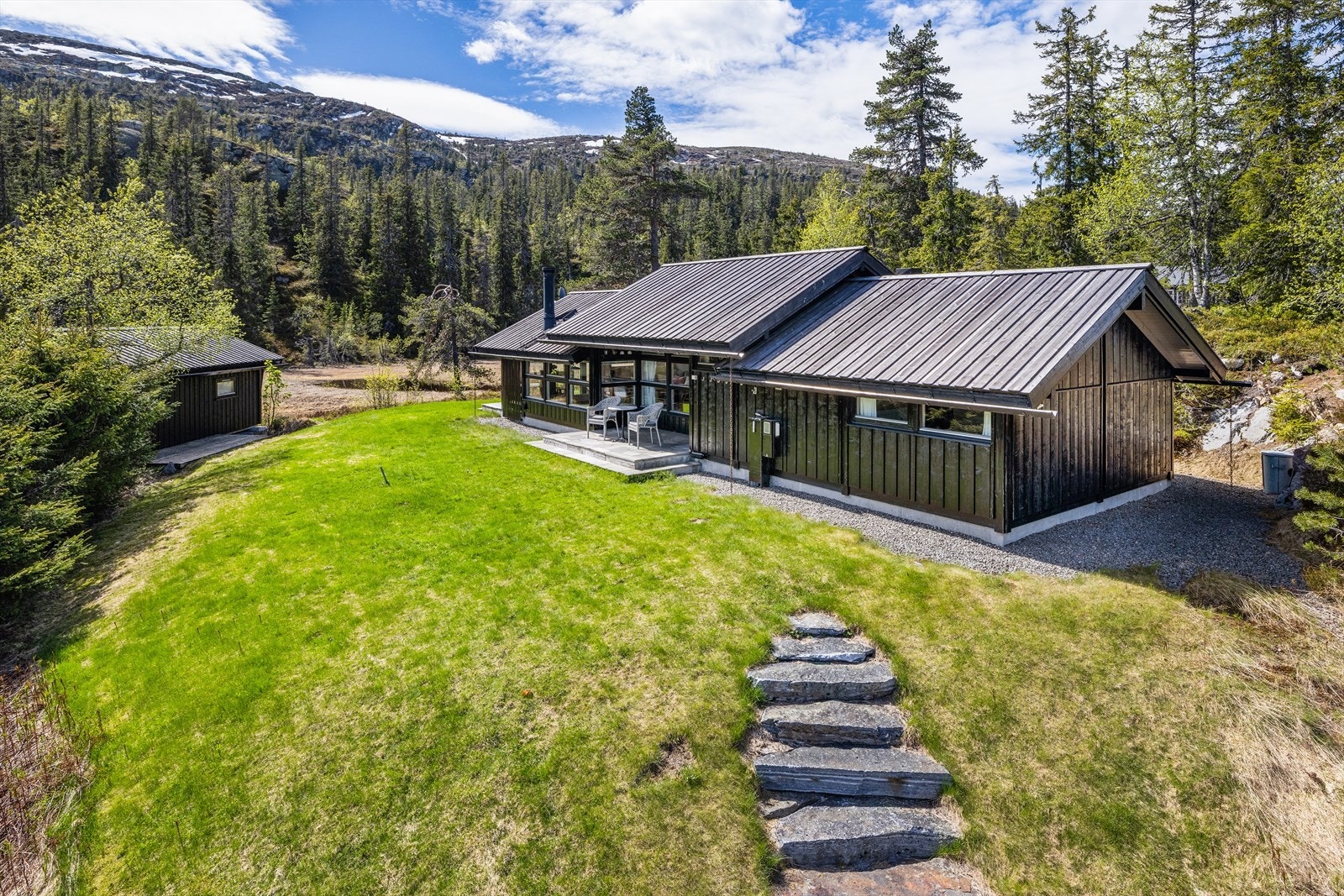 Hytta er kledd med stående tømmermannspanel og har vinduer med tolags isolerglass. Galleribilde