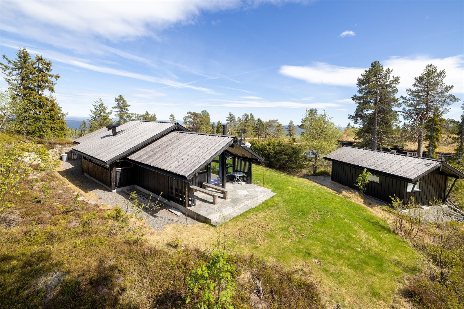 Eiendommen består av hovedhytte og et frittstående anneks, plassert på en naturtomt. Galleribilde