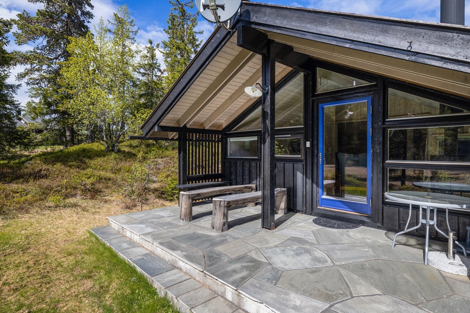 Overbygget terrasse med skiferheller og plass til sittebenker/møblering. Galleribilde