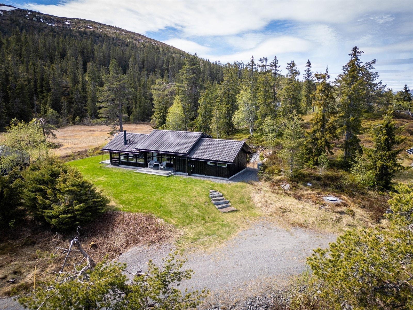 Tomten ligger i et område med spredt bebyggelse, omkranset av natur. Galleribilde