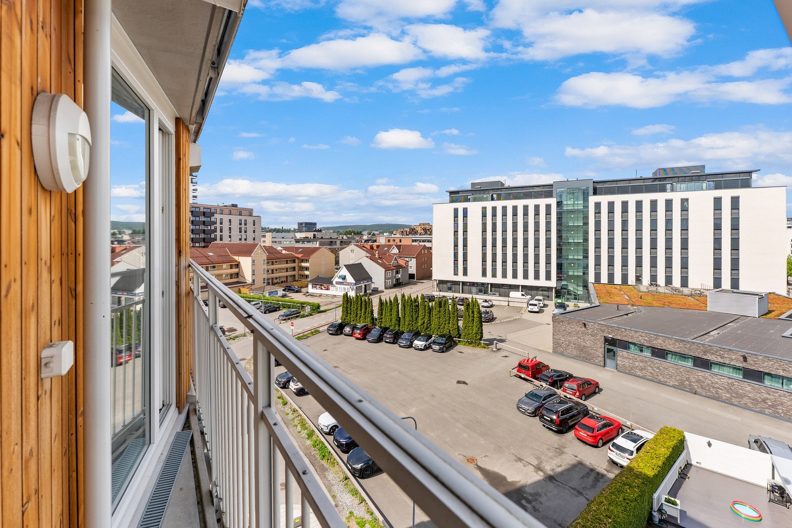 Leiligheten ligger attraktivt til i 75 etasje og har en solrik fransk balkong. Galleribilde