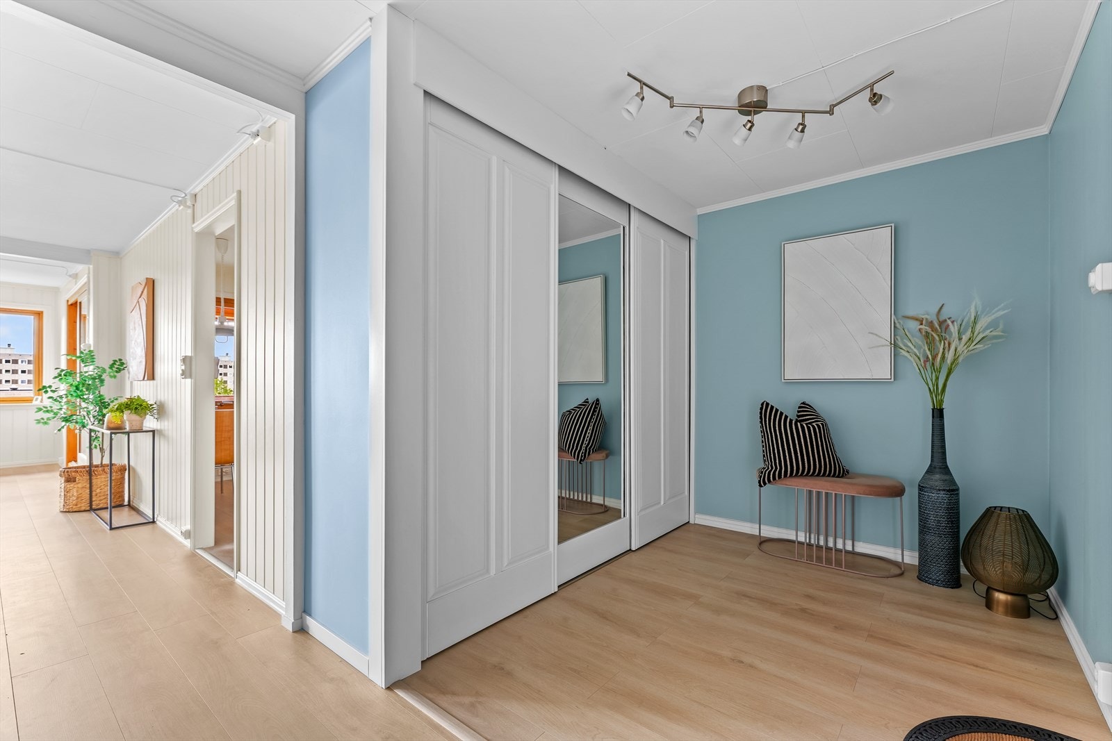 En romslig skyvedørsgarderobe med speilfronter gir gode oppbevaringsmuligheter i entréen. Galleribilde
