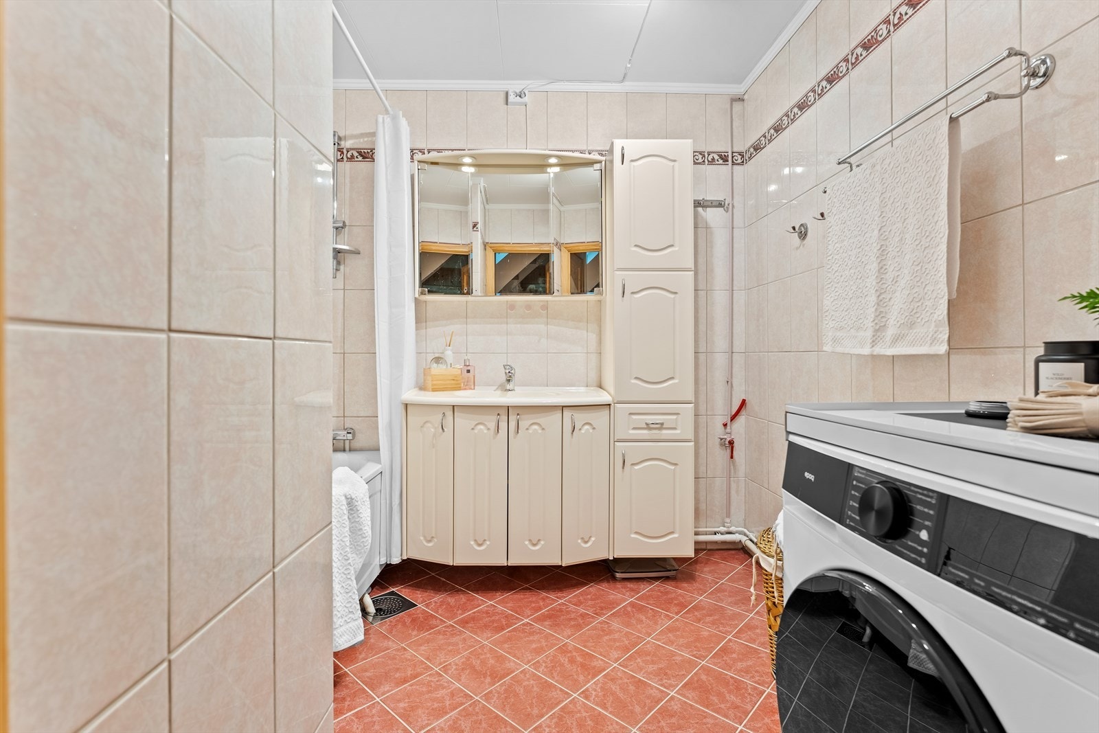 Badet i underetasjen ble pusset opp i 2000-2001 og har flislagt gulv med varmekabler. Galleribilde