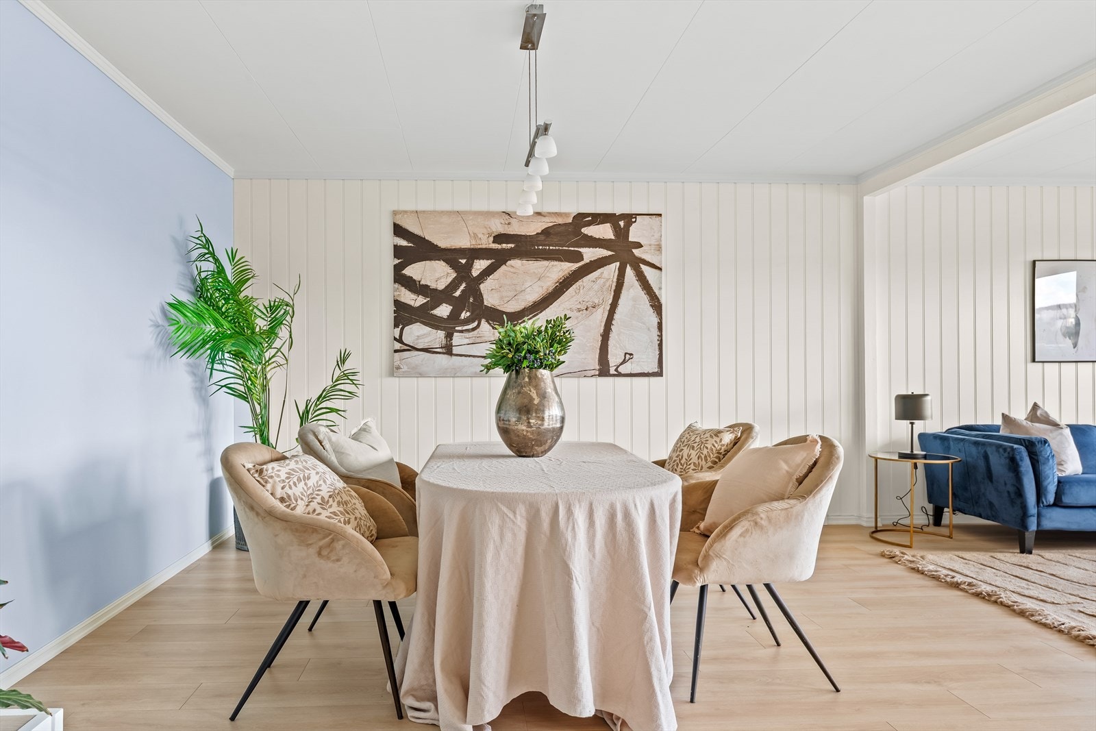 Spisestuen har en naturlig plassering i forlengelsen av stuen, med god plass til et stort spisebord. Galleribilde