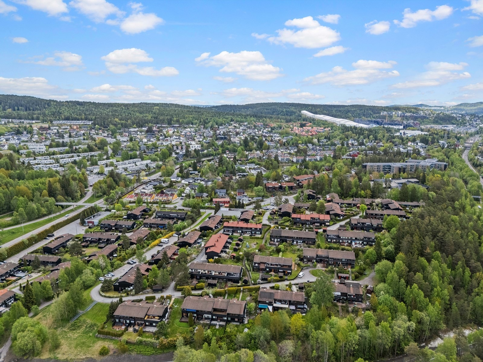 Stigenga borettslag består av 152 rekkehusenheter og har flere lekeplasser på området. Galleribilde