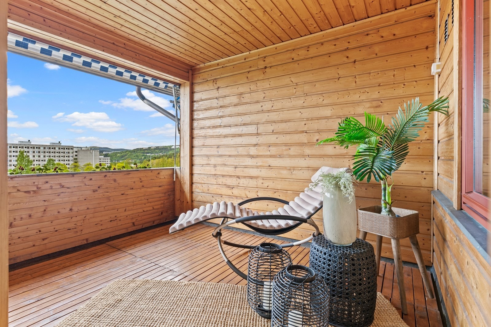 Den inntrukne og takoverbygde verandaen er et lunt uterom med panelte vegger og tak. Galleribilde