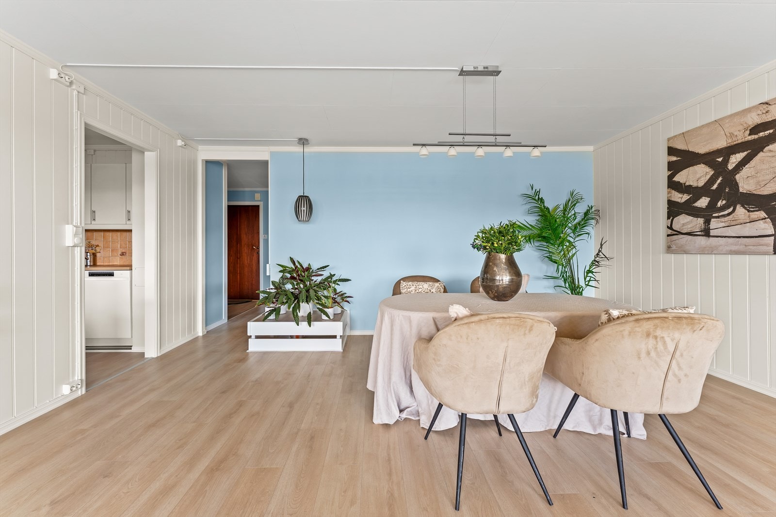 Her er er det god plass til å invitere venner og familie til hyggelige sammenkomster. Galleribilde