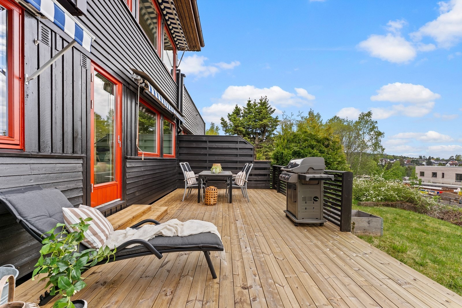 Terrassen har god plass til både sittegruppe, solsenger og grill. Galleribilde