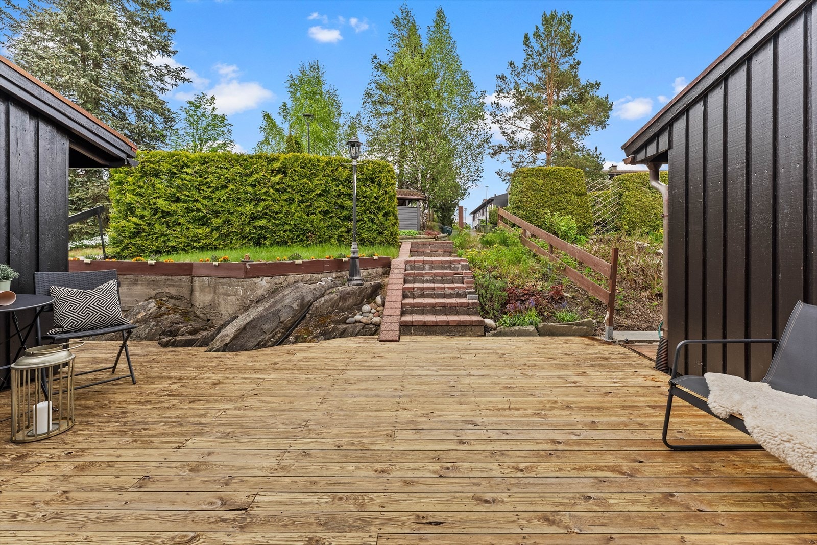 Uteområdet ved inngangen er skjermet og har god plass til sittegrupper. Galleribilde