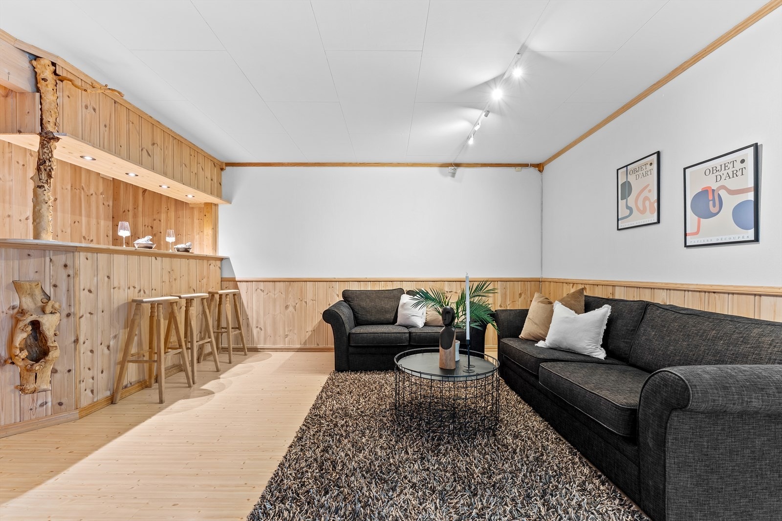 En sosial sone med både bar og sofakrok. Galleribilde