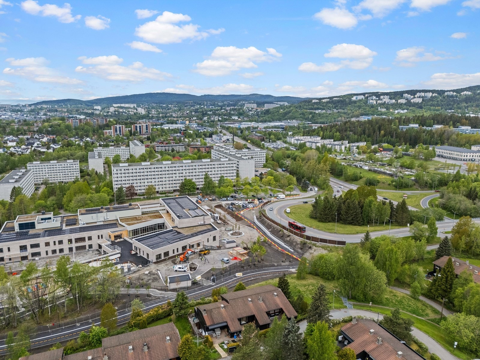 Nærmeste togstasjon er Høybråten, kun 9 minutters gange unna. Galleribilde