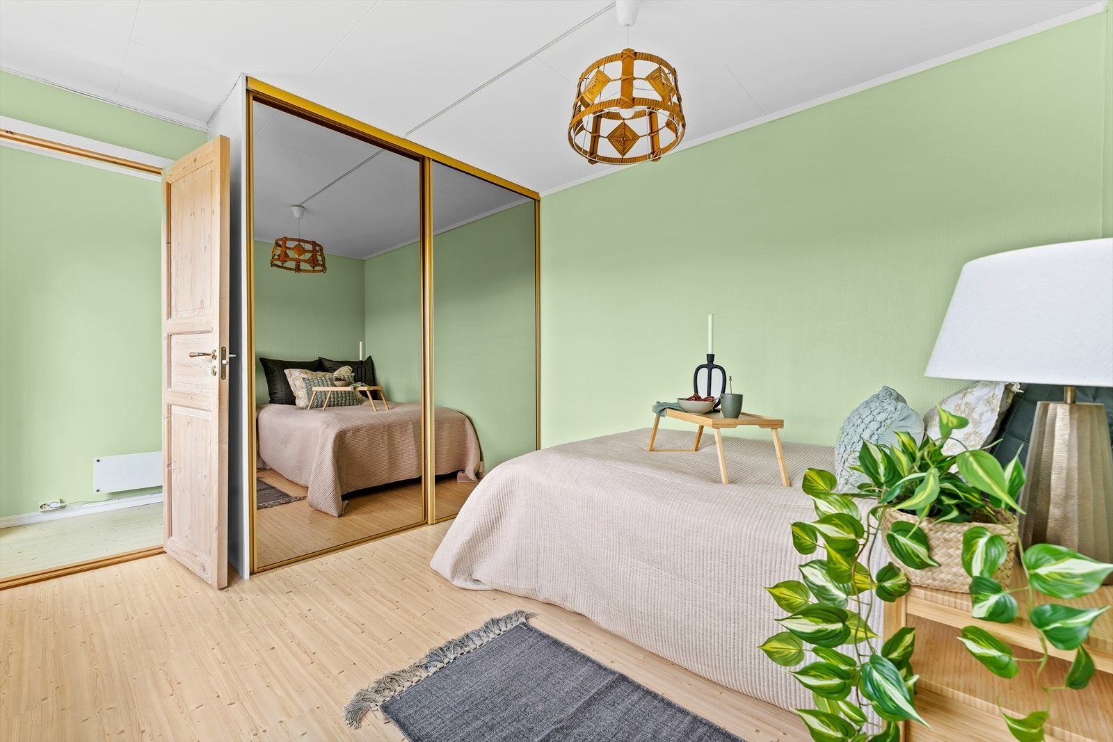 Også dette rommet har en romslig skyvedørsgarderobe med speilfront. Galleribilde