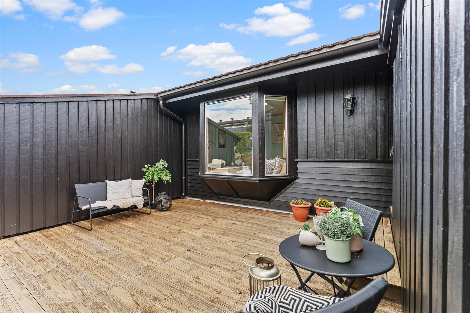 Den østvendte terrasseplattingen ved inngangssiden er på ca. 25 m² og ble bygget i 1992. Galleribilde