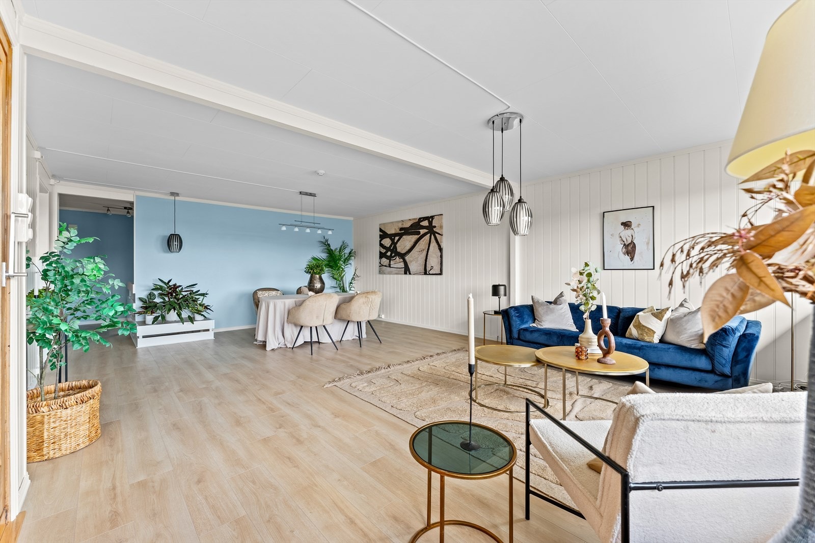 Vegger med malt smartpanel gir et stilrent uttrykk i stuen. Galleribilde