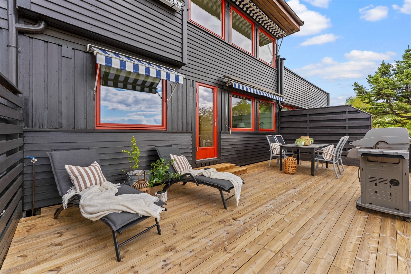Fra gangen i underetasjen er det utgang til en stor, vestvendt terrasse på 28 m². Galleribilde