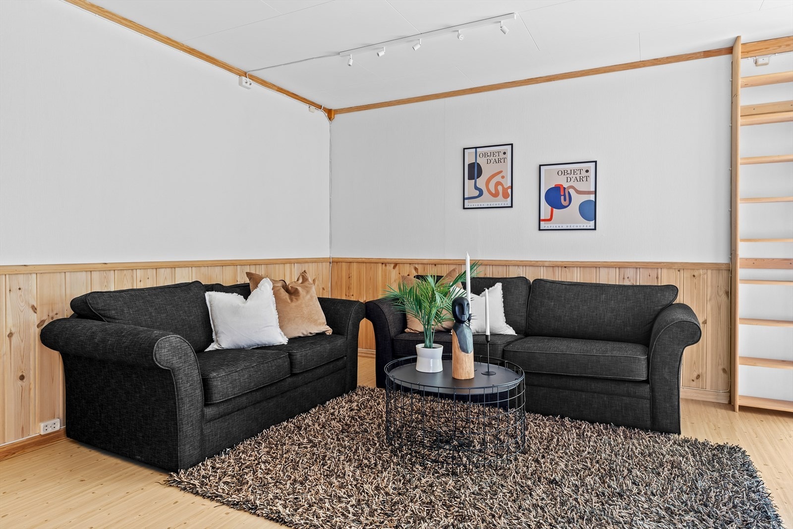 Rommet har god plass til en sofagruppe og er et fint supplement til stuen i hovedetasjen. Galleribilde