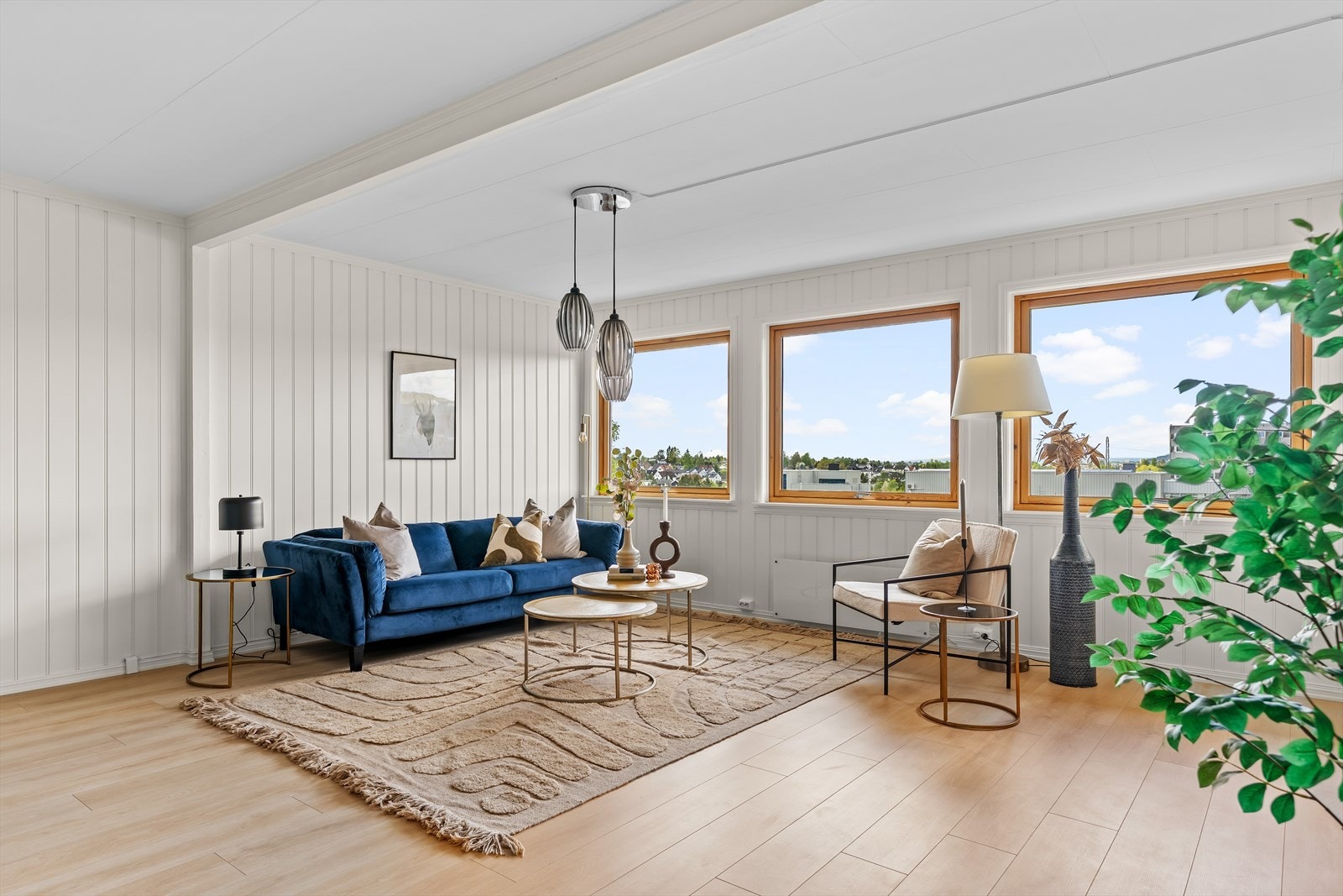 Stuen er lys og enkel å møblere, med god plass til en komfortabel sofagruppe. Galleribilde