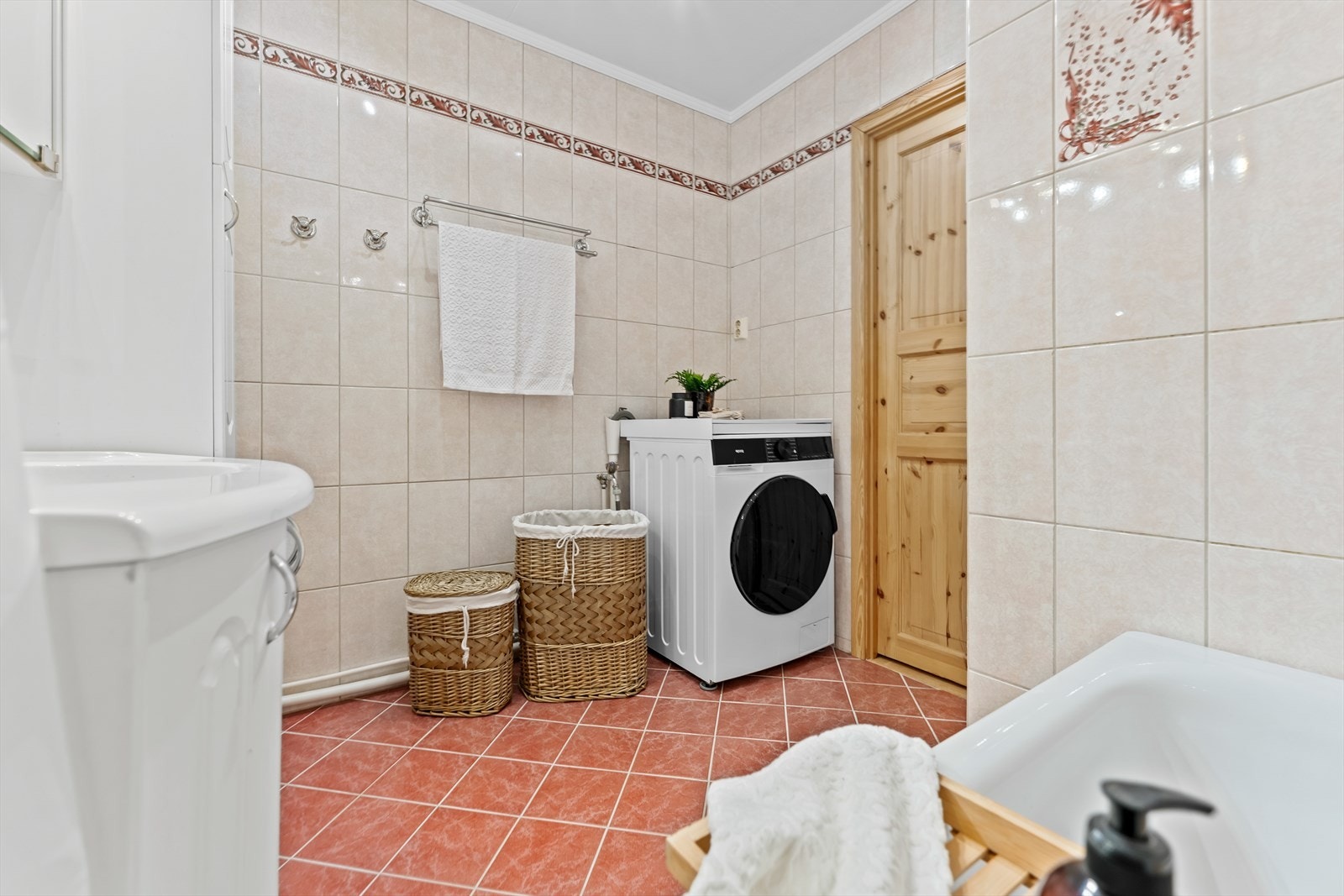 Det er opplegg og plass for både vaskemaskin og tørketrommel på badet. Galleribilde