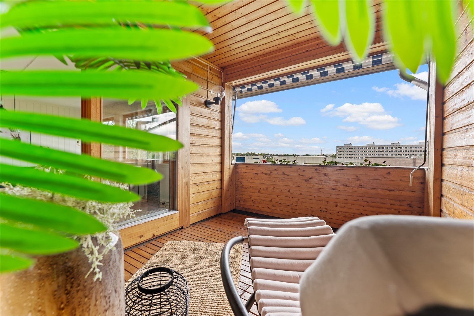Verandaen er vestvendt og har plass til en hyggelig sittegruppe. Galleribilde