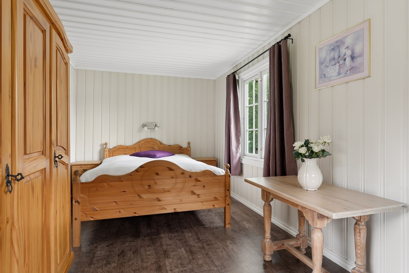 I annekset er det etablert et lyst og romslig gjesterom med plass til både seng og sittegruppe. Galleribilde