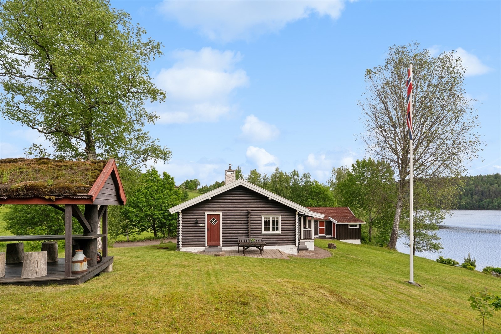En velholdt tømmerhytte fra 1958, hvor den gamle sjarmen er tatt godt vare på. Galleribilde