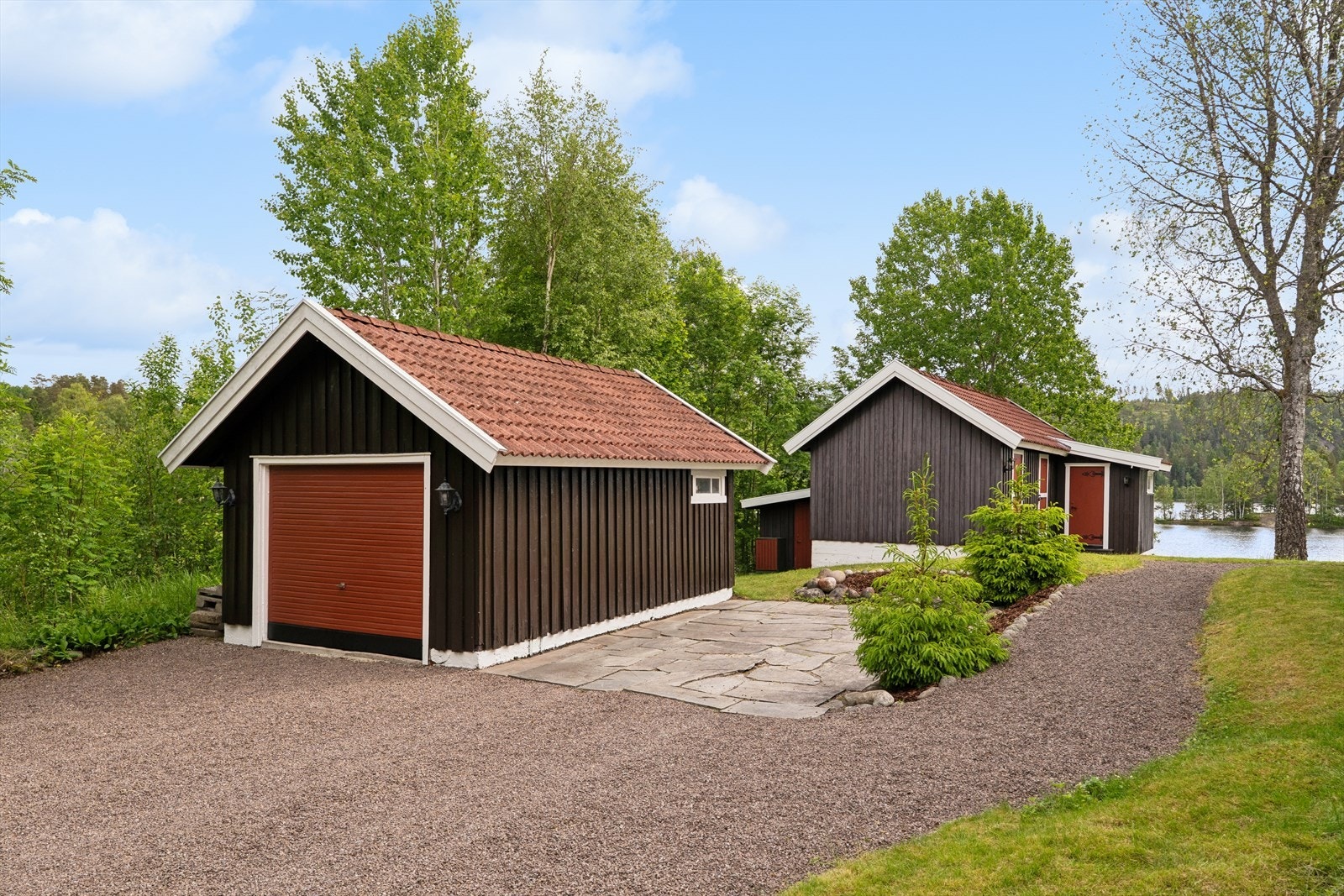 Eiendommen inkluderer en frittstående garasje og et romslig anneks med boder og innredet rom. Galleribilde